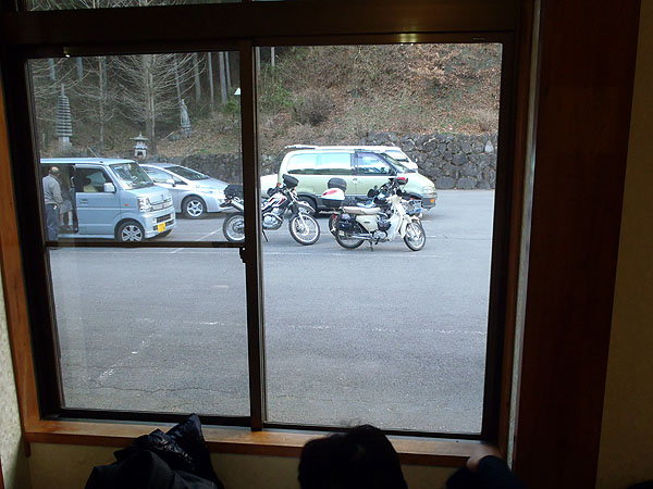 大広間から見た駐車場